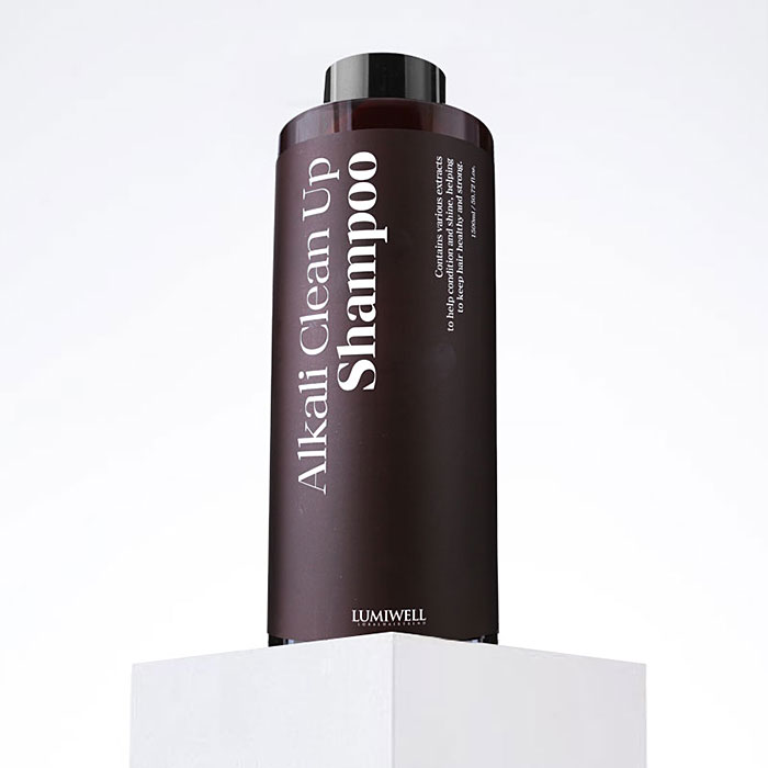 헤어2000 미용재료할인점,[루미웰] 루미에스 알칼리 클린 업 샴푸 1,500ml (알칼리샴푸) 펌푸증정,[pH9.0 알칼리샴푸] 모발의 염모 잔류제거 또는 반복적인 펌제 사용의 큐티클 경화현상 제거 / 깨끗하고 청결한 두피 / 샴푸유분기 많은 두피나 모발에 효과적인 세정력을 부여하는 제품입니다.